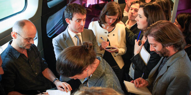 Autour de Manuel Valls qui dirige la communication du candidat socialiste, la foule des grands jours n'est pas là par hasard. Ce soir, pour la première fois, Ségolène Royal doit prendre la parole à un meeting de François Hollande.