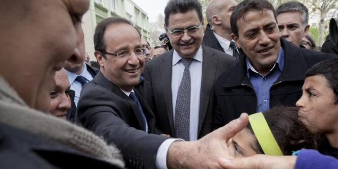 François Hollande en visite à Vaulx-en-Velin (Rhône), dans la banlieue lyonnaise, le vendredi 6 avril. 