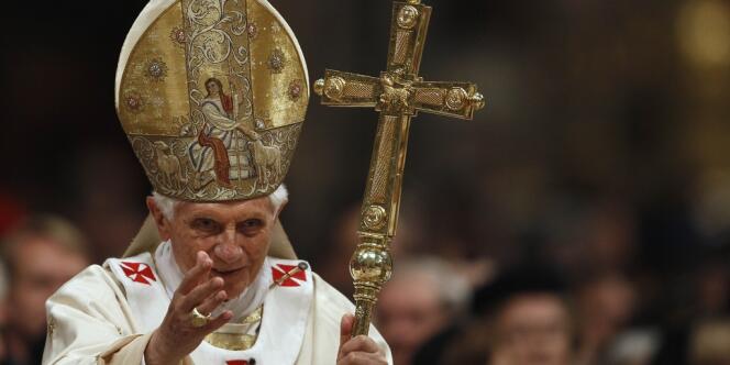 Benoît XVI, le 7 avril, au sortir de la veillée pascale.