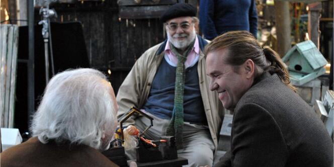 Le réalisateur Francis Ford Coppola (au centre) avec l'acteur Val Kilmer sur le tournage de son film 