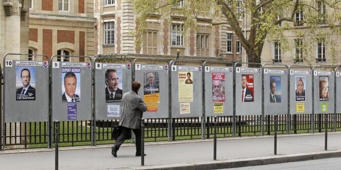 Les affiches des candidats à l'élection présidentielle du 22 avril.