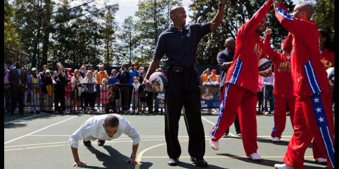 Barack Obama fait des pompes aux côtés des joueurs des Harlem Globetrotters, le 8 avril à Washington.