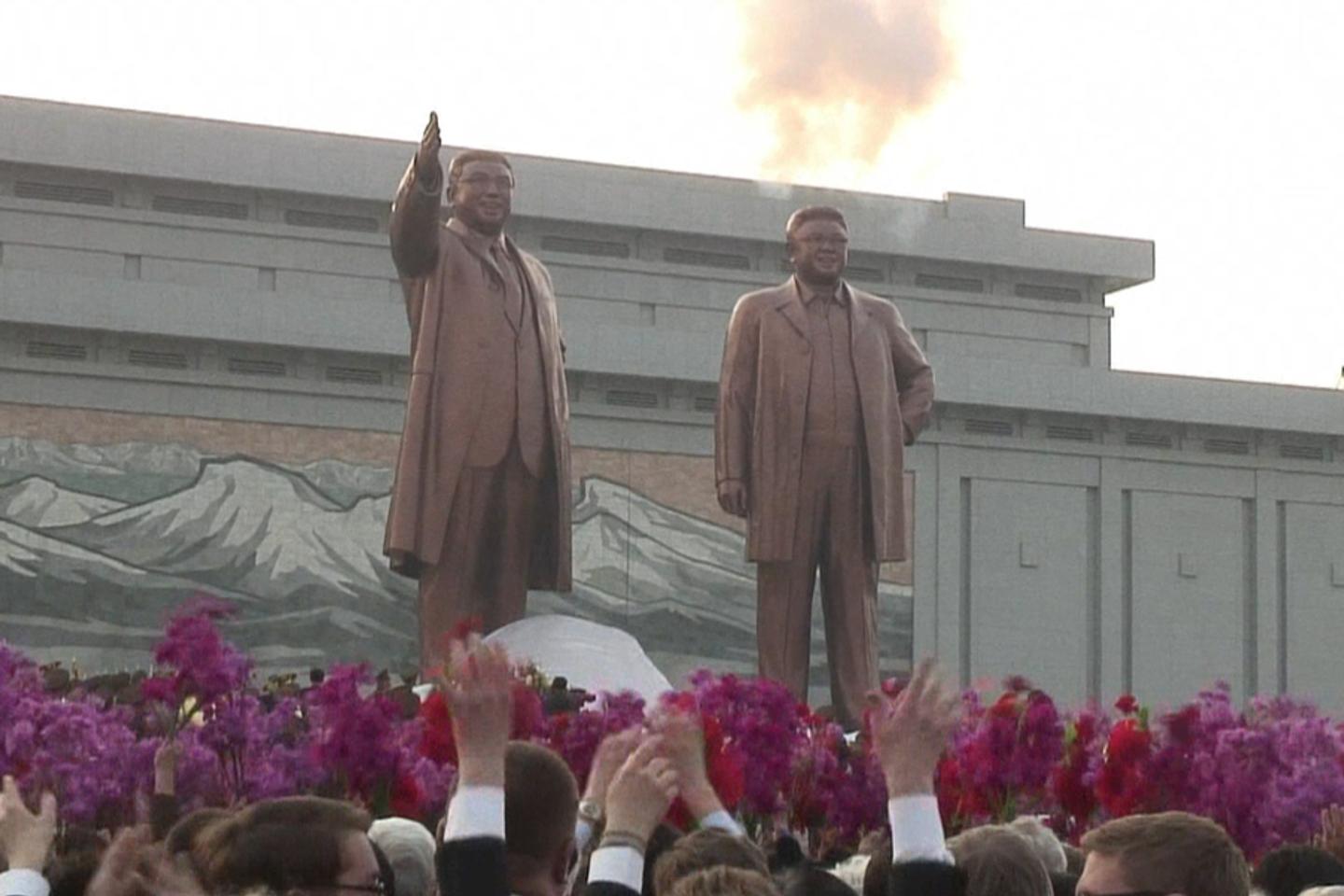 Inauguration en grande pompe de la statue de Kim Jongil