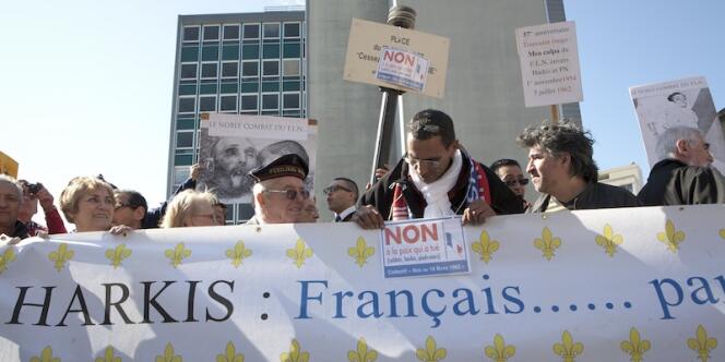 Des membres d'un collectif d'associations d'enfants de harkis et des Pieds noirs protestent contre un colloque historique sur la fédération de France du FLN organisé le 10 mars 2012 à Nîmes.