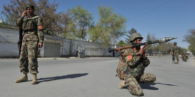 Des soldats afghans patrouillent à Kaboul dimanche 15 avril.