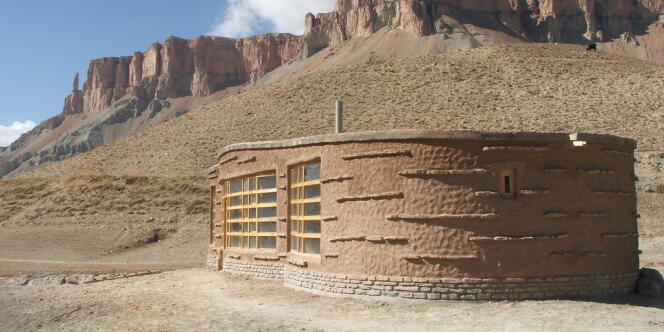 En Afghanistan, un architecte néerlandais a conçu un centre d’accueil en terre et briques pour les visiteurs du parc Band-e-Amir.