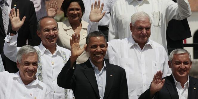 Barack Obama, entouré des présidents du Chili, Sebastian Piñera (à gauche) et du Guatemala, Otto Pérez (à droite). Au second plan, Felipe Calderon (Mexique, à gauche), et Ricardo Martinelli (Panama). 
Au troisième plan, la première ministre de Trinité-et-Tobago, Kamla Persad-Bissessar.