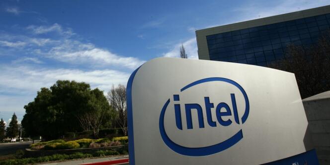 Autrefois leader incontesté du marché du semiconducteur, Intel est bousculé par la baisse inexorable des ventes de PC. 