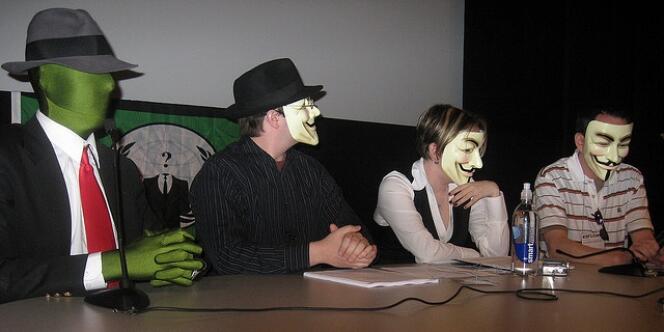 Des membres d'Anonymous expliquent leur opposition à l'Eglise de scientologie.
