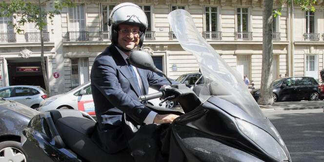 François Hollande sur son scooter, en mai 2011.