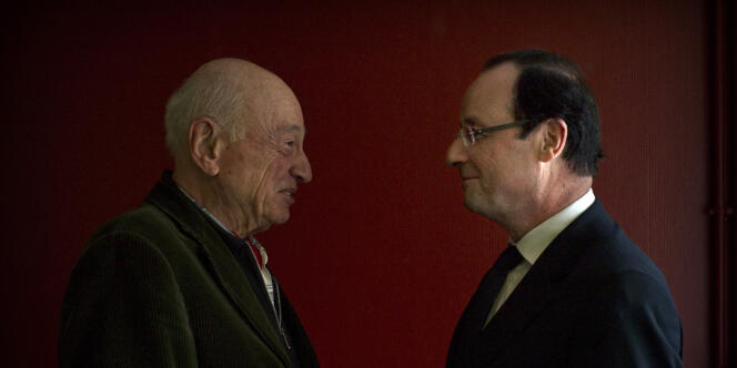 Le philosophe Edgar Morin et le candidat François Hollande, le 10 mars à Paris au siège de campagne socialiste. Dans une tribune publiée dans 