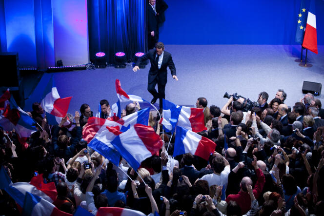 Nicolas Sarkozy manque de tomber à la fin de son discours, en quittant la scène de la Mutualité à Paris. 