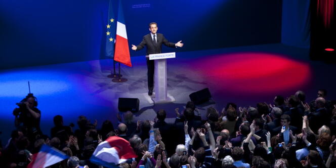 Le candidat Nicolas Sarkozy prononce un discours, le 22 avril 2012 à la Mutualité, à Paris, au soir du 1er tour de l'élection présidentielle. 