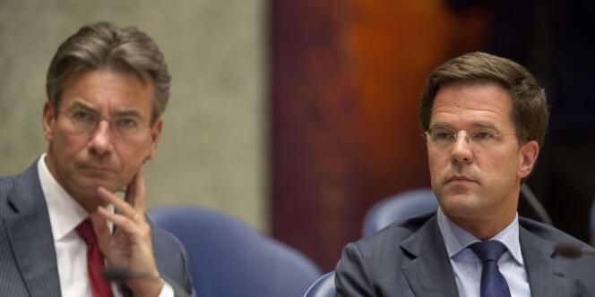 La coalition dirigée par le libéral Mark Rutte (à droite), est désormais privée du soutien des populistes islamophobes de Geert Wilders.
