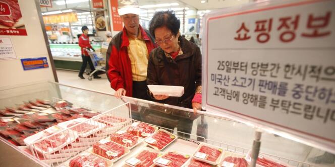 A Séoul, dans un supermarché sud-coréen du distributeur Lotte Mart, qui a suspendu ses ventes de boeuf américain après la détection d'un cas de vache folle en Californie.
