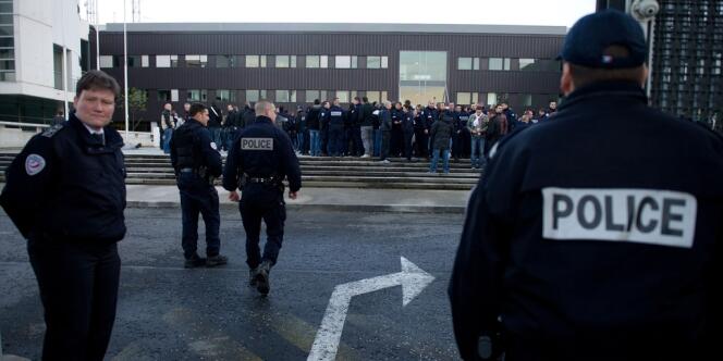 Plusieurs centaines de policiers ont manifesté à Bobigny pour exprimer leur colère.