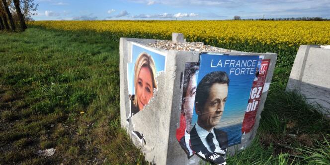 Des affiches de campagne de Marine Le Pen et de Nicolas Sarkozy dans un champ du Nord de la France