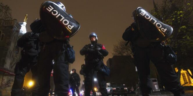 Policiers positionnés face aux manifestants à Montréal, le 26 avril.