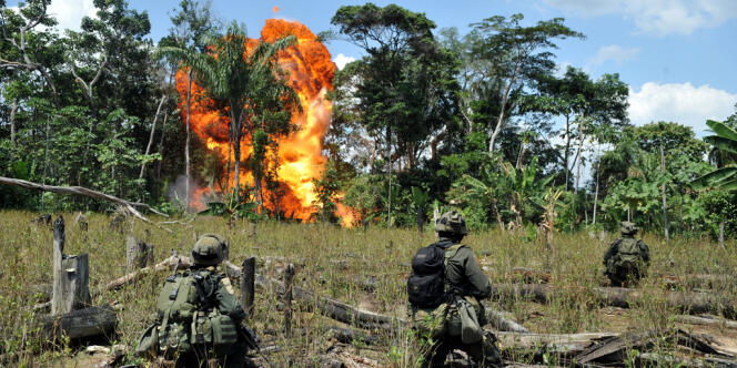 Des policiers colombiens détruisent un laboratoire de transformation de cocaïne appartenant aux FARC, le 25 janvier 2011.