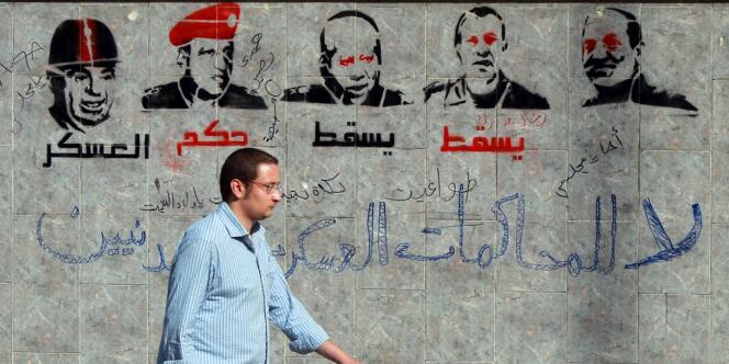 Un graffiti critiquant les militaires au pouvoir en Egypte depuis la chute d'Hosni Moubarak. 