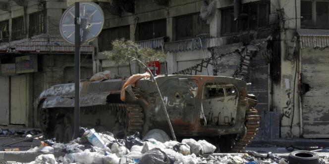 Les violences continuent en Syrie. Ici, un blindé transporteur de troupes détruit dans les rues de Homs, le 28 avril. 