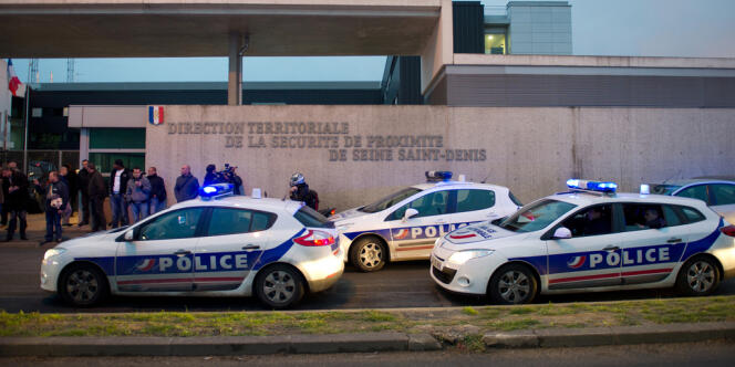 Des policiers se dispersent après une manifestation, le 25 avril 2012 à Bobigny, pour protester contre la mise en examen pour 