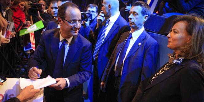 François Hollande et sa compagne, Valérie Trierweiler, après un meeting à Rennes, le 4 avril. 