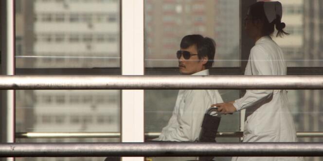 Le militant chinois Chen Guangdcheng a été vu à l'hôpital Chaoyang, à Pékin, en chaise roulante, le 2 mai.