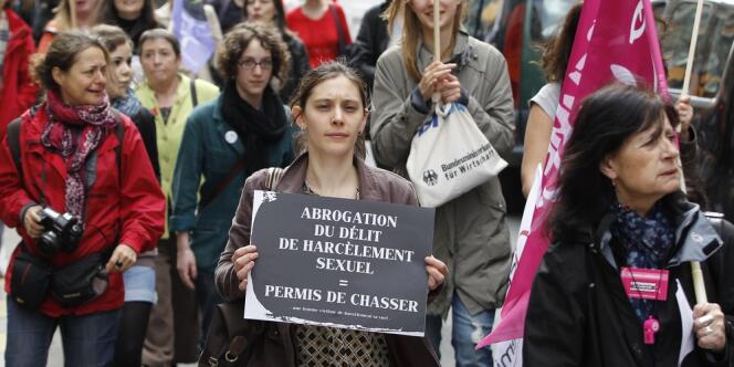 Des victimes dénoncent l'abrogation de la loi sur le harcèlement sexuel en manifestant le 5 mai à Paris.