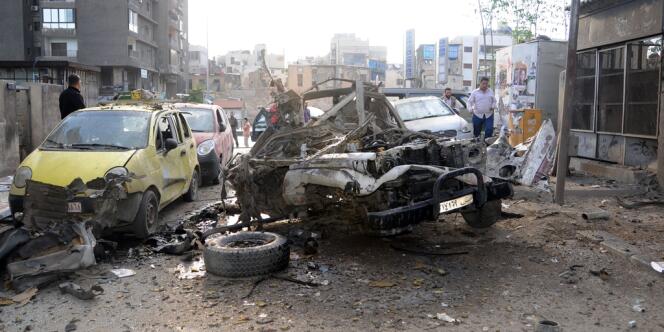 Un véhicule soufflé par l'explosion d'une bombe dans le centre de Damas, samedi 5 mai.
