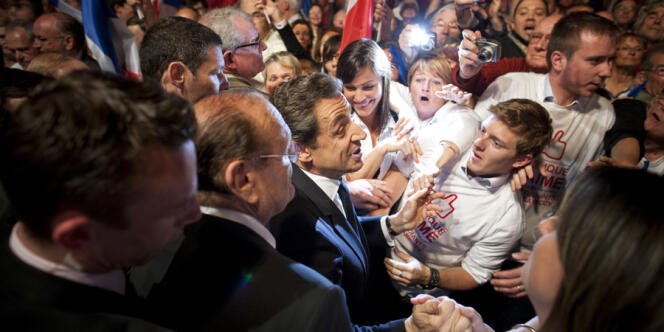 Nicolas Sarkozy avec ses partisans, le 4 mai aux Sables d'Olonne.