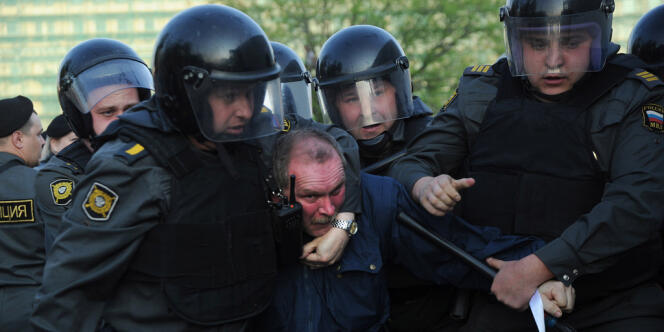 Arrestation d'opposants anti-Poutine par la police lors d'une manifestation à Moscou le 6 mai 2012. 