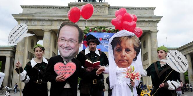 Un mariage symbolique entre François Hollande et Angela Merkel organisé à Berlin par Attac et Oxfam, le 7 mai.
