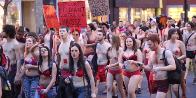 Des étudiants en petite tenue défilent dans les rues de Montréal le 3 mai 2012 pour protester contre l'augmentation des frais d'inscription à l'université