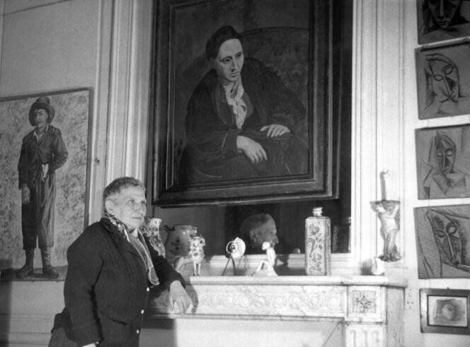 La romancière Gertrude Stein devant un portrait peint par Picasso (1906) dans son appartement parisien.