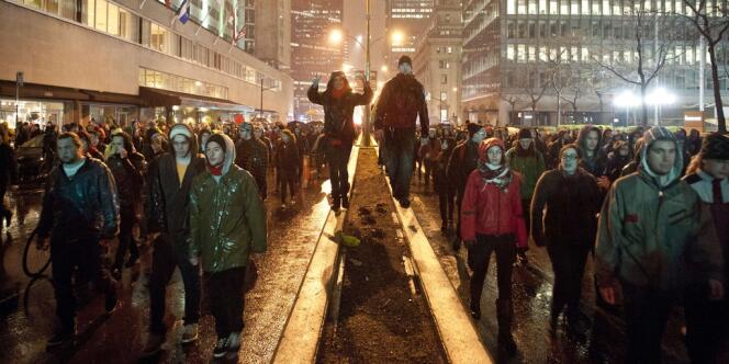 Manifestation nocturne d'étudiants le 26 avril, dans les rues de Montréal.