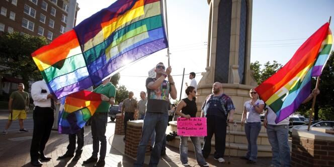 Des membres de la communauté homosexuelle applaudissent la déclaration de Barack Obama sur le mariage gay, le 9 mai, à Dallas.