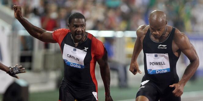 Justin Gatlin (à gauche) a coiffé au poteau Asafa Powel (à droite), au 100 m du meeting de Doha, vendredi 11 mai.