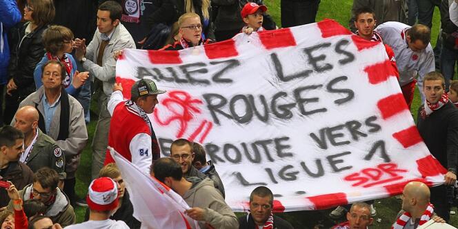 Les supporteurs de Reims célèbrent la victoire de leur équipe face à Monaco, le 7 mai à Reims.