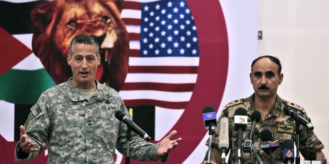 Le Général Ken Tovo, chef des Forces américaines chargées des Opérations spéciales et le général Aouni Adouane, chef des opérations et de la formation des forces armées jordaniennes, le 15 mai à Amman. 