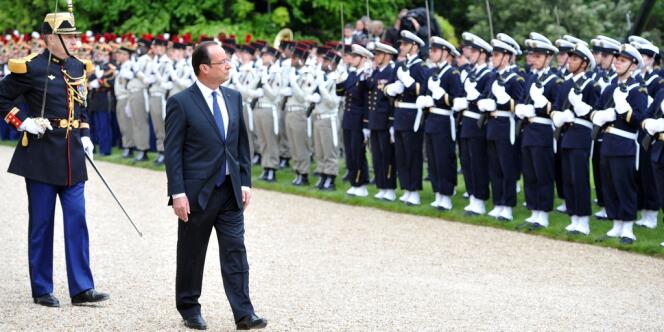 François Hollande passe en revue des troupes, le 15 mai à l'Elysée.