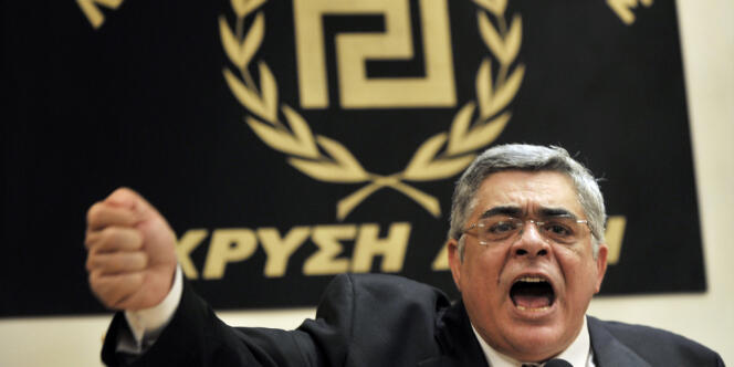 Nikolaos Michaloliakos, chef d'Aube dorée, parti d'extrême droite grec, lors d'une conférence de presse, le 6 mai 2012.  