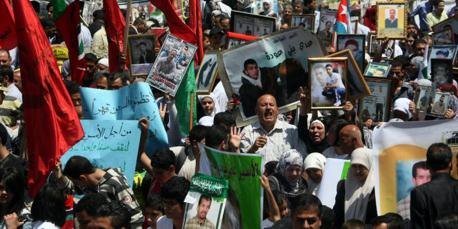 Manifestation de Palestiniens en solidarité de leurs proches en grève de la faim, mardi 8 mai.