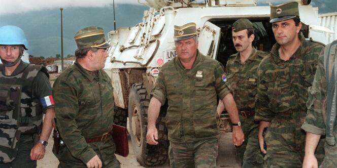 Ratko Mladic, le 10 août 1993 à l'aéroport de Sarajevo.