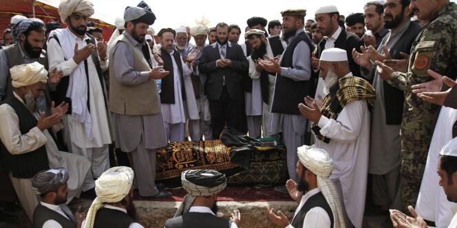 Des Afghans prient, lundi 14 mai, lors des funérailles du sénateur Arsala Rahmani, assassiné la veille à Kaboul.