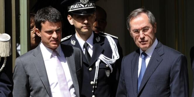 Manuel Valls et Claude Guéant, lors de la passation de pouvoir au ministère de l'intérieur, le 17 mai. 