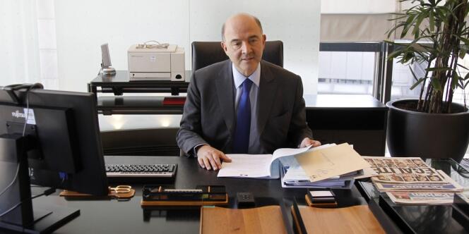 Le ministre de l'économie, des finances et du commerce extérieur, Pierre Moscovici, le 17 mai dans son bureau à Bercy.