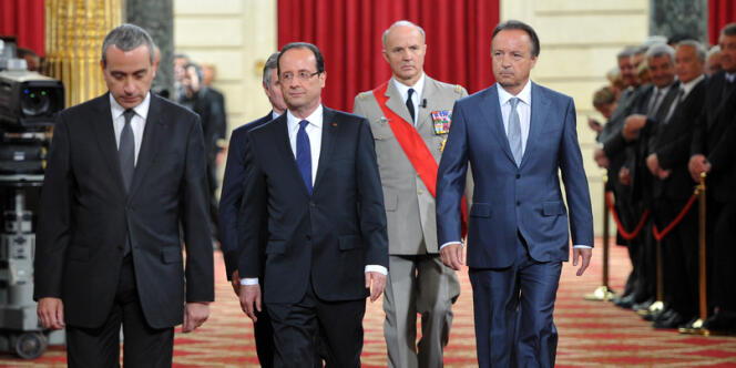 François Hollande lors de la passation de pouvoirs à l'Elysée accompagné à sa gauche de Jean-Pierre Bel, le président du Sénat, le 15 mai.