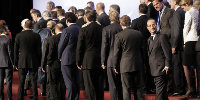 Francois Hollande, président de la République francaise participe a la photo de famille des chefs d'état après la réunion sur l'Afghanistan au conseil de l'OTAN a Chicago, dimanche 20 mai 2012.