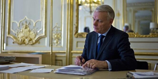 Jean-Marc Ayrault - ici, le 17 mai dans son bureau à l'hôtel Matignon à Paris.